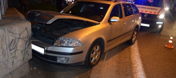 Upadol do bezvedomia a autom narazil do betónového stĺpu, spolujazdkyňa prežila