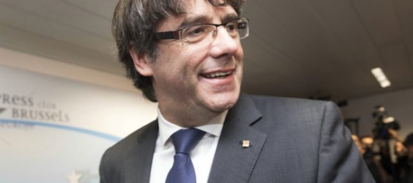 Carles Puigdemont a štyria exministri sa prihlásili na polícii