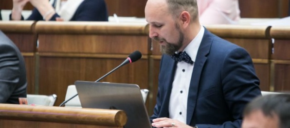 Nespokojnosť v Trnavskom kraji sa stala témou Viskupičovej kampane, Mikuš na tom výrazne strácal