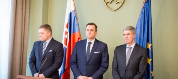 Platy zákonodarcov a členov vlády zostanú naďalej zmrazené, podľa Fica sa usporia milióny eur