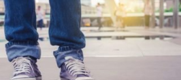 Mladíka udreli zozadu do hlavy a vyzuli mu drahé tenisky