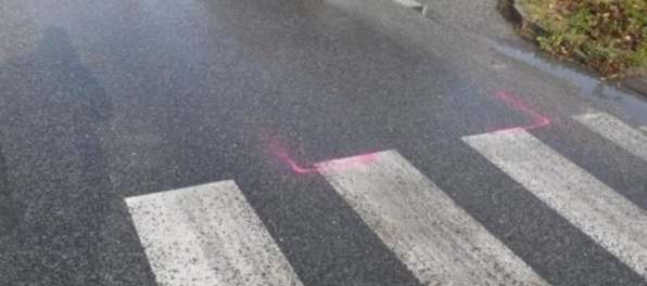 Mladý vodič zrazil dve tínedžerky na priechode v Leviciach