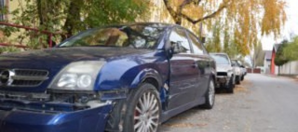 Foto: Polícia pátra po vodičovi, ktorý narazil do zaparkovaných áut v Bratislave