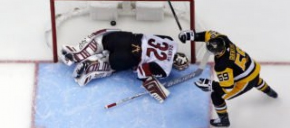 Video: Päť zápasov sa v NHL skončilo výsledkom 3:1, Halák nechytal a Jágr sa vrátil na ľad