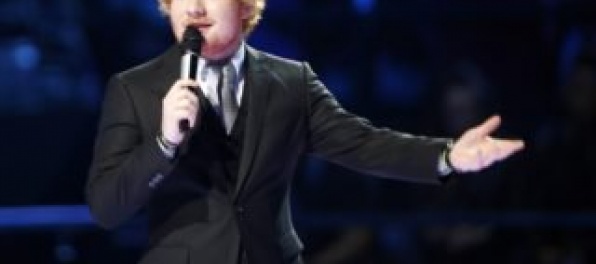  Ed Sheeran zverejnil videoklip k piesni Perfect, spoločnosť mu robí americká herečka
