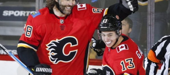 Video: Jágr strelil prvý gól v drese Calgary, bol prvou hviezdou zápasu