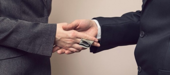 Trestanie korupcie sa zlepšuje, no stále sa podľa Transparency nedarí chytať veľké ryby