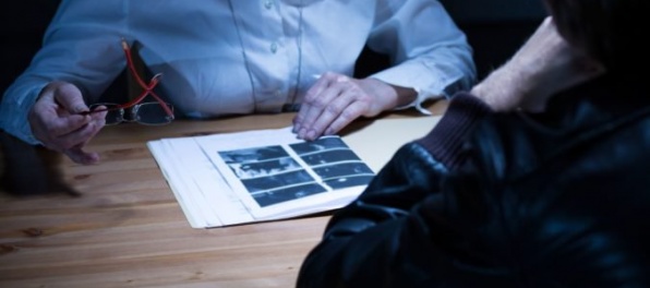 Polícia ukončila vypočúvanie podozrivého, lebo na ich otázky odpovedal prdením