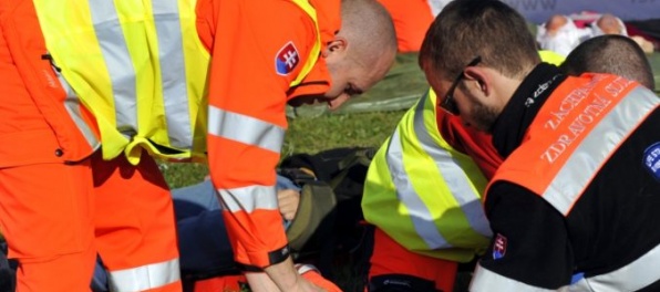 Horskí záchranári ratovali 14-ročného chlapca, padol z prvého poschodia chaty priamo na betón