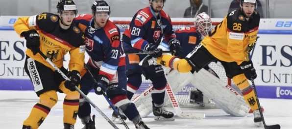 Aktualizované: Slovenskí hokejisti na Nemeckom pohári uspeli aj proti domácim, debutant Rybár neinkasoval