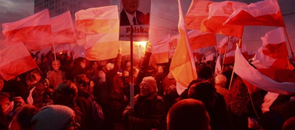 Pochod pravicových extrémistov v Poľsku pritiahol tisícky ľudí, účastníci šírili xenofóbne heslá