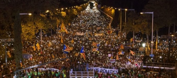 Video: Stovky tisíc ľudí v Barcelone žiadali prepustenie uväznených separatistických lídrov