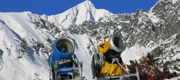 Na Štrbskom Plese a v Tatranskej Lomnici začali zasnežovať zjazdovky