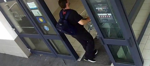 Foto: Policajti vyšetrujú krvavú drámu v obchode, hľadajú muža z kamerových záznamov
