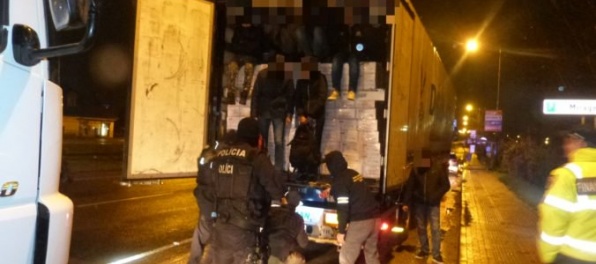 Foto: V nákladiakoch v Žiline našli desiatky utečencov, za jedného mali šoféri dostať 500 eur