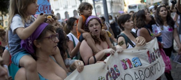 Tisícky žien protestovali proti návrhu úplne zakázať potraty