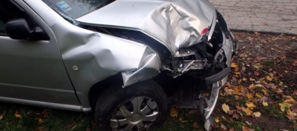 Polícia hľadá svedkov nehody, neznámy vodič narazil do Toyoty