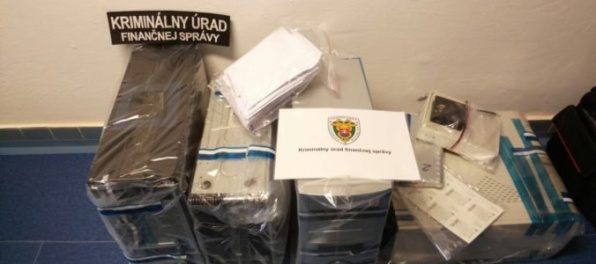 Colníci pri domových prehliadkach zadržali šesť osôb, škodu vyčíslili na milión eur