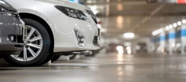 Róbert nezaplatil účet, schoval sa pod auto a napadol policajta