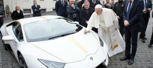 Video: Pápež František dostal Lamborghini zo špeciálnej edície Huracánu so zlatými detailmi