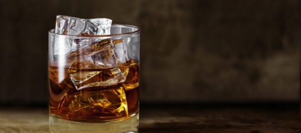 Polícia odhalila zlodejov, ktorí z reklamného zariadenia ukradli 18 fliaš whisky