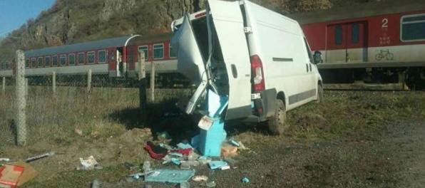 Foto: Na priecestí v Tlmačoch sa zrazila dodávka s rýchlikom, v ktorom sa viezli stovky ľudí