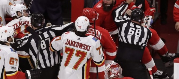 Video: Hromadná bitka počas zápasu Detroitu s Calgary, Witkowski dostal dištanc na 10 zápasov
