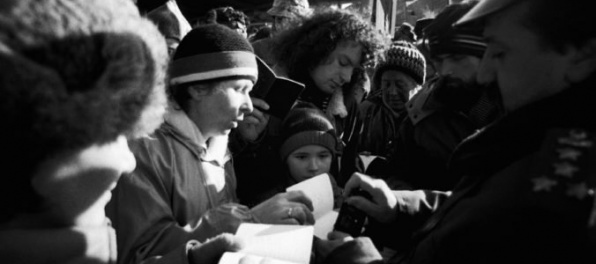 Nežnú revolúciu hodnotí každý druhý Slovák pozitívne