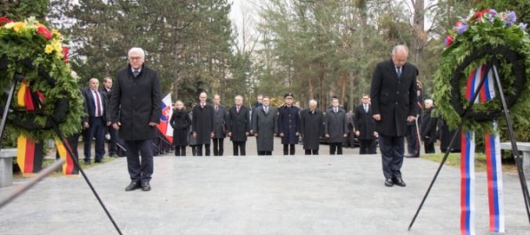 Foto: Slovenský a nemecký prezident si uctili obete komunizmu