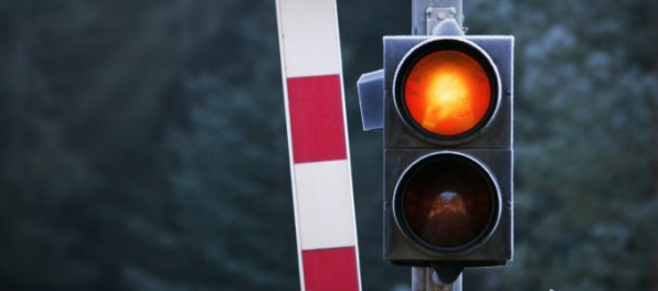 Bratislavský taxikár nerešpektoval svetelnú signalizáciu, auto zachytil prichádzajúci vlak