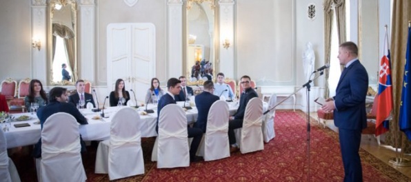 Dubček je stelesnením odvahy a statočnosti, povedal premiér Fico pri obede so študentmi