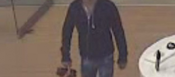 Foto: Z predajne zmizol mobil, hľadajú muža z kamerových záznamov