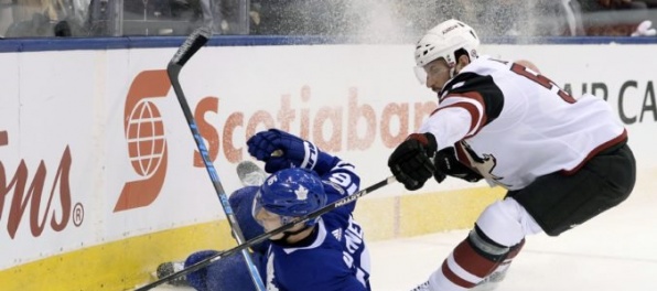 Video: V NHL vyhrávali hostia, na domácom ľade uspeli iba „predátori“