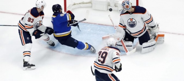 Video: Philadelphia ťahá v NHL čiernu sériu, v St. Louis padlo 11 gólov a Montreal prehral