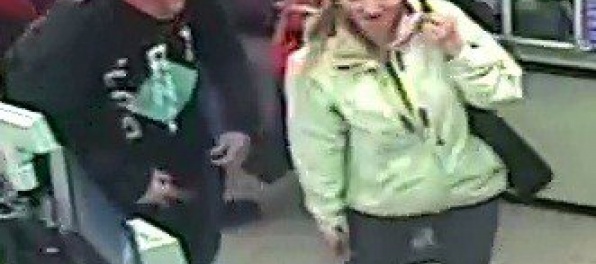 Foto: Objasňujú krádež peňaženky, pátrajú po osobách z kamerových záznamov