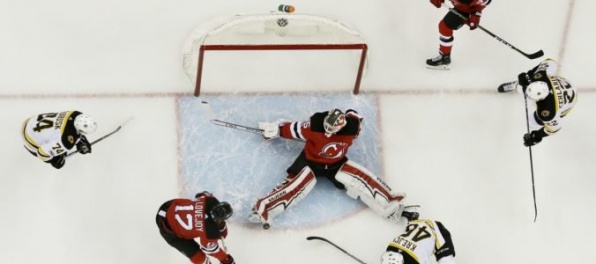 Video: V NHL sa hralo 15 zápasov, Tatar skóroval a Cehlárik nepremenil samostatný nájazd