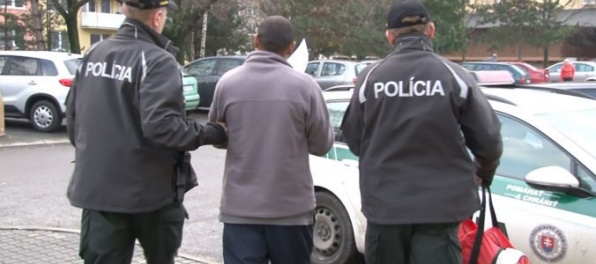 Foto: Opitý Ján nahlásil bombu v Tescu, krátko nato skončil v rukách polície