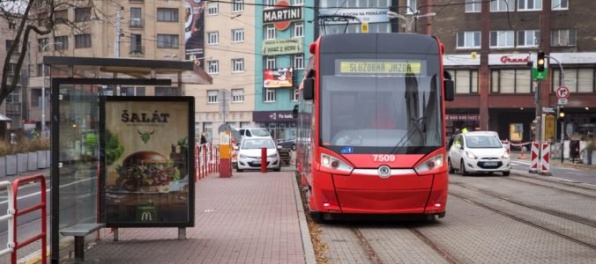 Foto: Po Špitálskej ulici skúšobne prešla električka, trať je spôsobilá na prevádzku
