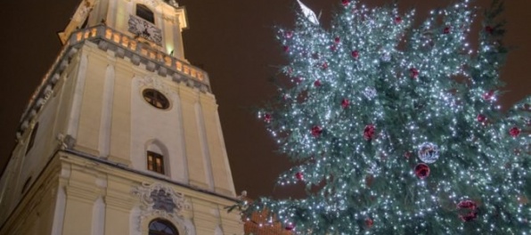 Foto: V Bratislave rozsvietili stromček, začali sa vianočné trhy