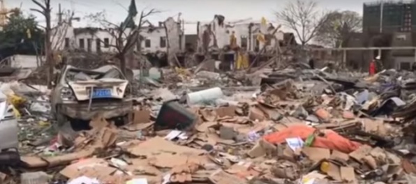 Video: Prístavom v Šanghaji otriasol výbuch, viaceré budovy a autá sú zničené