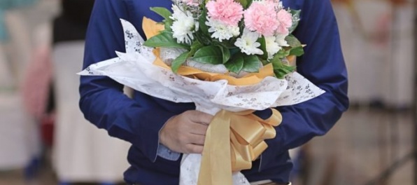 Dievča dostalo na narodeniny kvety a odkaz od otca, ktorý pred piatimi rokmi zomrel