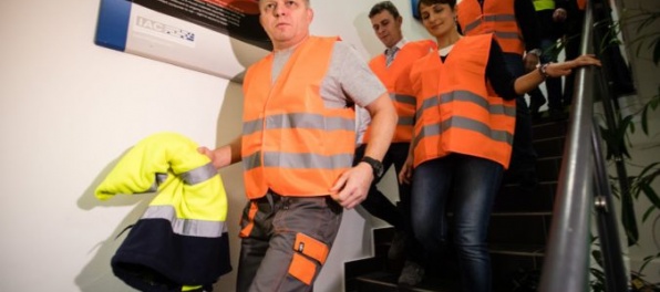 Premiér Fico si vyskúšal nočnú zmenu v závode, jeho cieľom bolo aj nepokaziť stroj