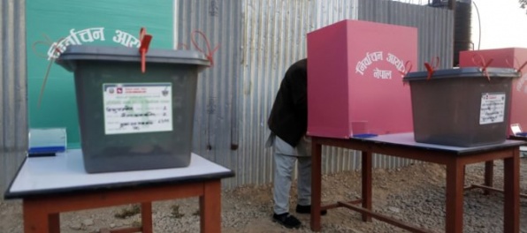 V Nepále sa konajú prvé parlamentné voľby od konca občianskej vojny, proti sebe stoja tri strany