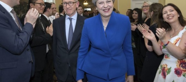 Mayová by sa mala vzdať odchodu z colnej únie EÚ, posunula by rokovania o brexite, tvrdí Hogan