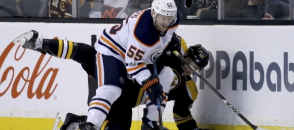 Video: V NHL sa hrali tri zápasy, Chára s mínusovým bodom a rozdal šesť „hitov“