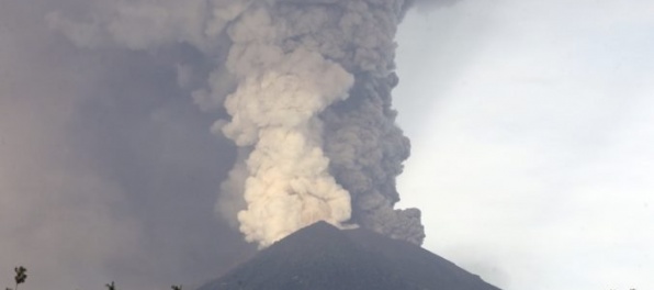 Pre výbuch sopky Mount Agung zavreli letisko na Bali