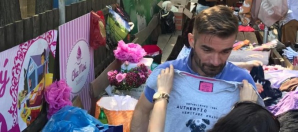 Staromestský garážový výpredaj podporí dojímavý príbeh osamelého otca so štyrmi deťmi