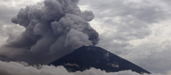 Sopka Agung začala chrliť popol, letisko na Bali bude naďalej zatvorené