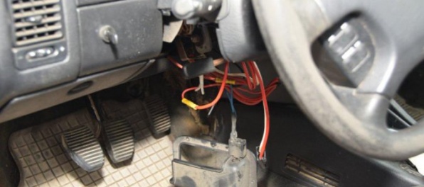 Foto: Dvaja mladíci chceli ukradnúť auto, napriek veľkej snahe ani jedno nenaštartovali