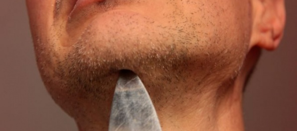 Tínedžer držal mužovi pri krku nôž a pýtal od neho peniaze